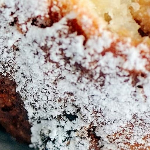 Close-up van de korst van een vers gebakken oliebol