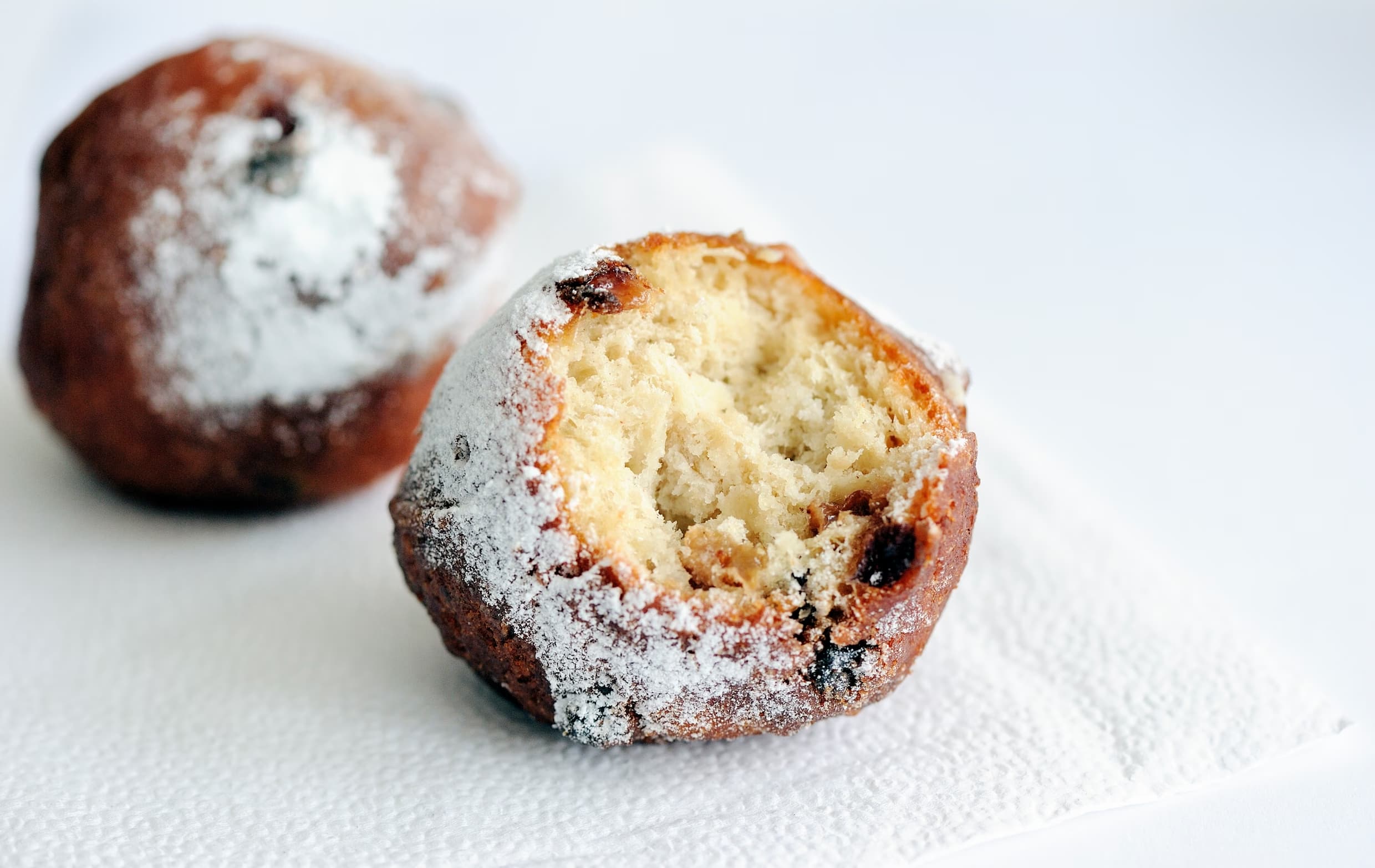 Verse oliebollen met poedersuiker